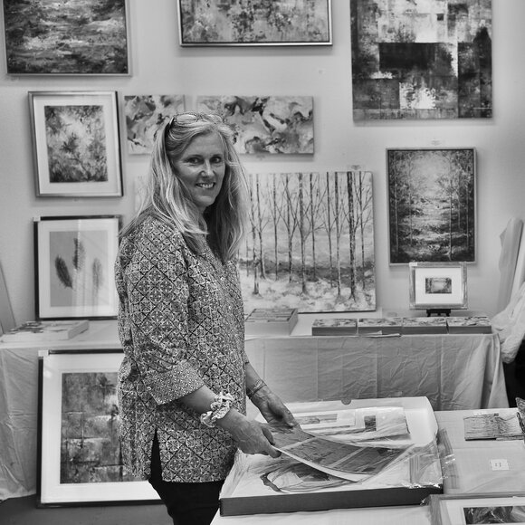 Meet your Posher, Stephanie - Picture 1 of 5